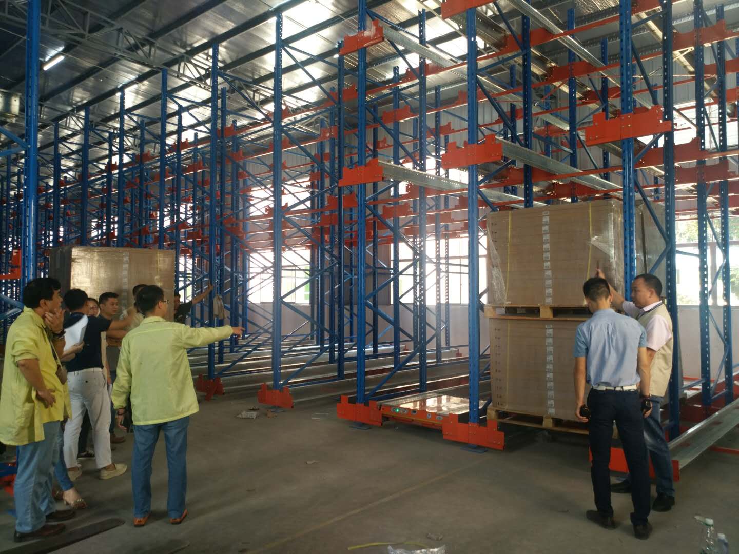 【穿梭式貨架】穿梭式貨架能夠依據(jù)倉庫的地形條件進(jìn)行合理訂購