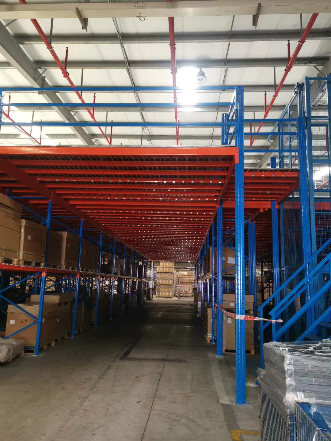 【穿梭貨架】穿梭貨架和高層貨架有什么區(qū)別？